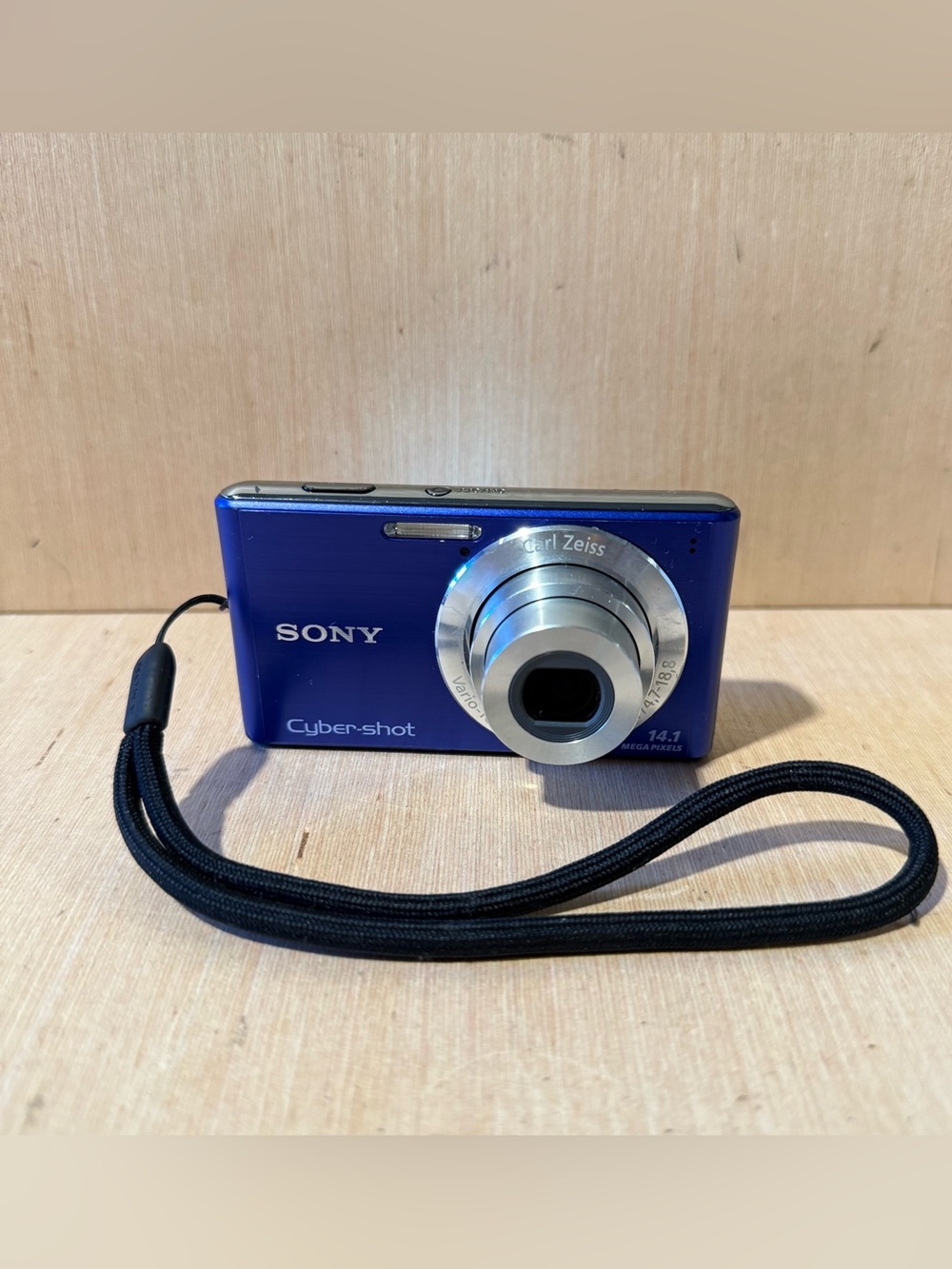 Sony Cyber-shot 14.1 MP Digital Camera BROKEN SCREEN Turns On Read Description!